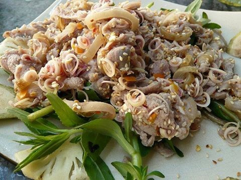 Thịt ngựa tái chanh cũng là một trong những món ngon dễ ăn và hấp dẫn thực khách.