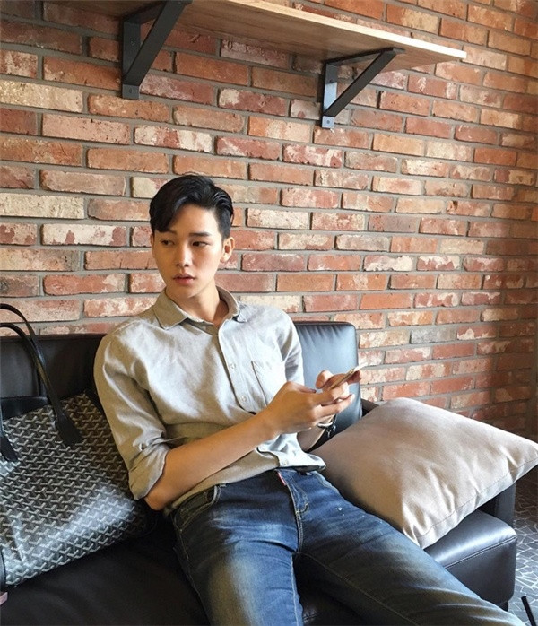 Mỹ nam sinh năm 1994 được người hâm mộ hết lời khen khi diện áo sơ mi với quần jean bảnh bao.