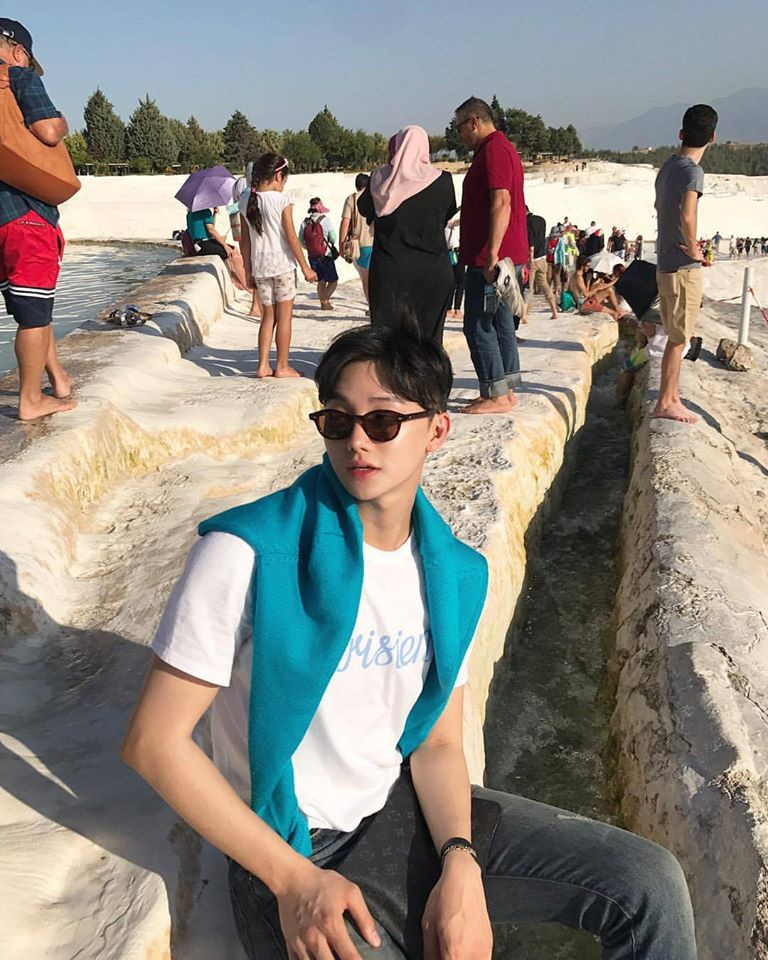 Những bộ đồ của anh thường được nhấn nhá bằng các phụ kiện để khẳng định phong cách thời trang.