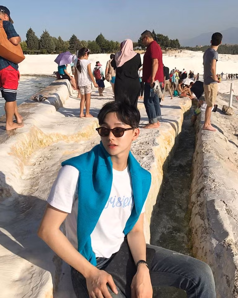 Những bộ đồ của anh thường được nhấn nhá bằng các phụ kiện để khẳng định phong cách thời trang.