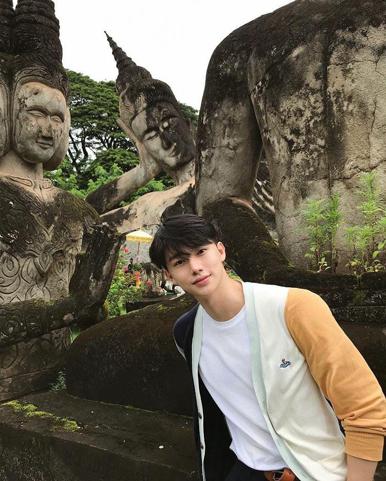 Anh chàng 9X khá ưa chuộng trang phục tông màu sáng.