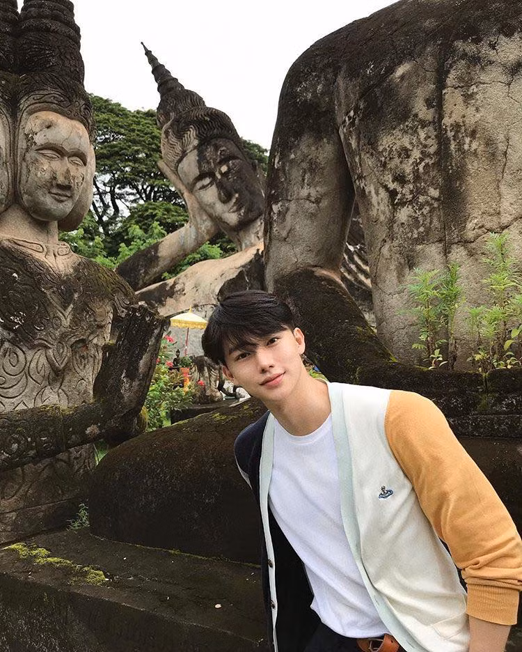 Anh chàng 9X khá ưa chuộng trang phục tông màu sáng.