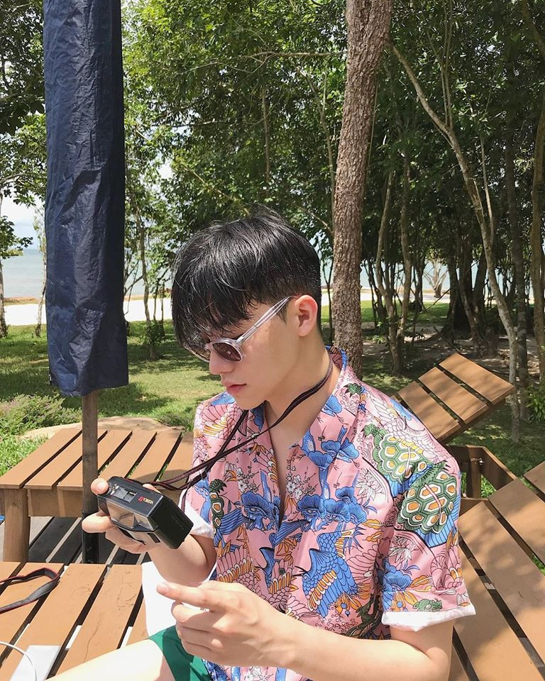 Những chiếc áo hoa lá cành để đi du lịch biển thường không thể thiếu trong tủ đồ của Lee Yoo Ahn.