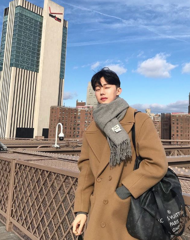 Với vóc dáng thanh mảnh và gương mặt hút hồn, anh mặc theo phong cách thời trang nào cũng nổi bật.