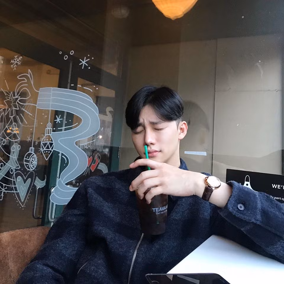 Cách ăn mặc đơn giản của cựu tiếp viên Hàn được nhiều chị em đánh giá cao.