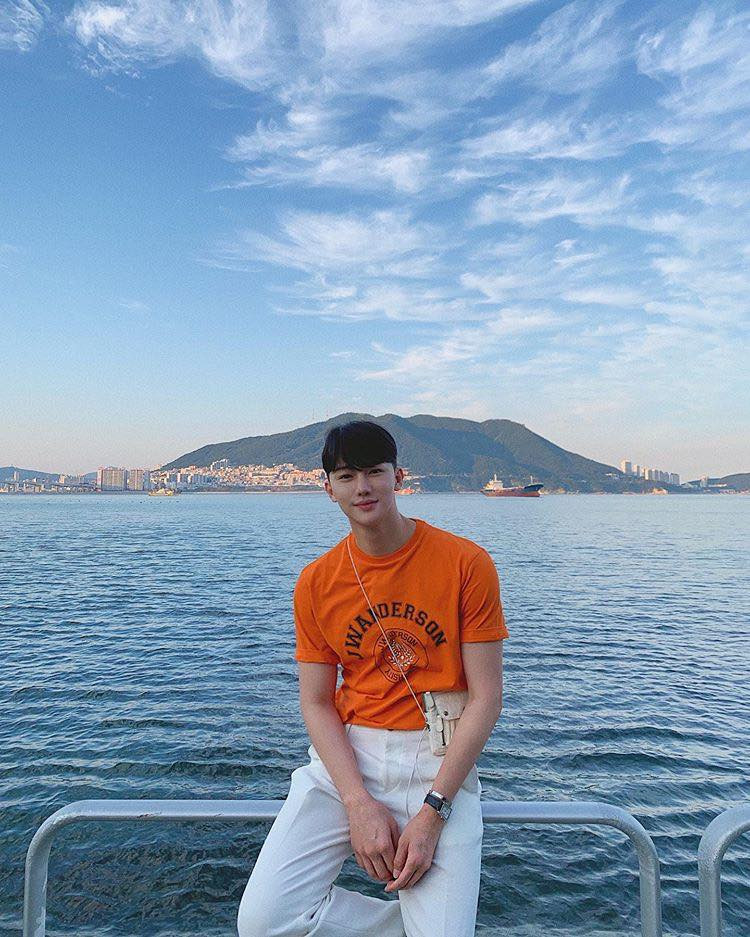 Khi đi du lịch, Lee Yoo Ahn thường chọn những set đồ khá phổ biến nhưng màu sắc nổi bật như áo phông cam phối với quần trắng.