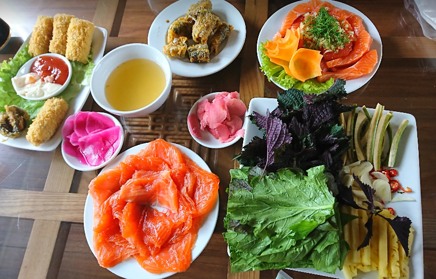 Cá hồi: Đến với Mộc Châu bạn có thể thưởng thức món đặc sản cực ngon bổ là cá hồi. Thực ra, cá hồi là đặc sản mới xuất hiện ở Mộc Châu vài năm nay với nhiều cách chế biến như gỏi, xông khói, chả, chiên, lẩu... rất thơm ngon và giàu dinh dưỡng. Ngon nhất là món gỏi cá hồi ăn kèm với rau cải, gừng, xoài xanh, lá chua chấm xì dầu. Ảnh: Cattour.