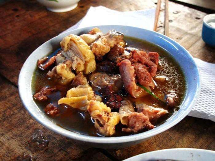 Nậm Pịa: Đây là món đặc sản của vùng cao nhưng không phải thực khách nào cũng dám thử. Nguyên liệu để tạo ra nậm pịa bao gồm: tiết đông, thịt, sụn, đuôi, bạc nhạc, lòng, dạ dày, gan và phần ruột non có chứa phân non của bò hoặc dê được nấu nhừ sền sệt. Chính vì vậy, nó có mùi rất đặc trưng. Ảnh: Dulichmocchau.