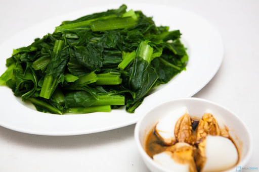 Cải mèo ở Mộc Châu: Loại rau này được trồng quanh năm. Lúc đầu ăn ngăm đắng nhưng càng ăn lại càng thấy ngọt và giòn. Cải mèo được chế biến thành nhiều món khác nhau như: luộc chấm xì dầu, nấu canh, nhúng lẩu hoặc xào tỏi cùng thịt bò, thịt gà…Ảnh: Internet.