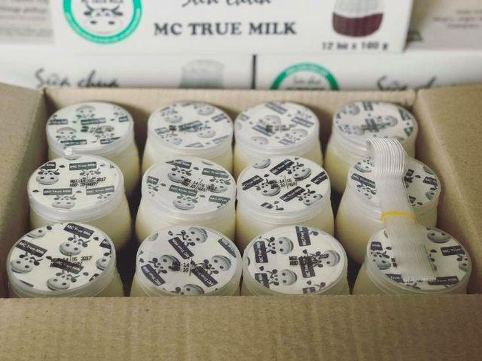 Sữa Mộc Châu: Các sản phẩm từ sữa như sữa chua, sữa tươi, váng sữa, bánh sữa… là những thứ du khách hay mua về làm quà. Mỗi sản phẩm sữa Mộc Châu đều mang hương vị đặc trưng riêng, thơm ngon, bổ dưỡng được lấy từ sữa của giống bò sữa Hà Lan trên những thảo nguyên Mộc Châu. Ảnh: dacsanmocchau.