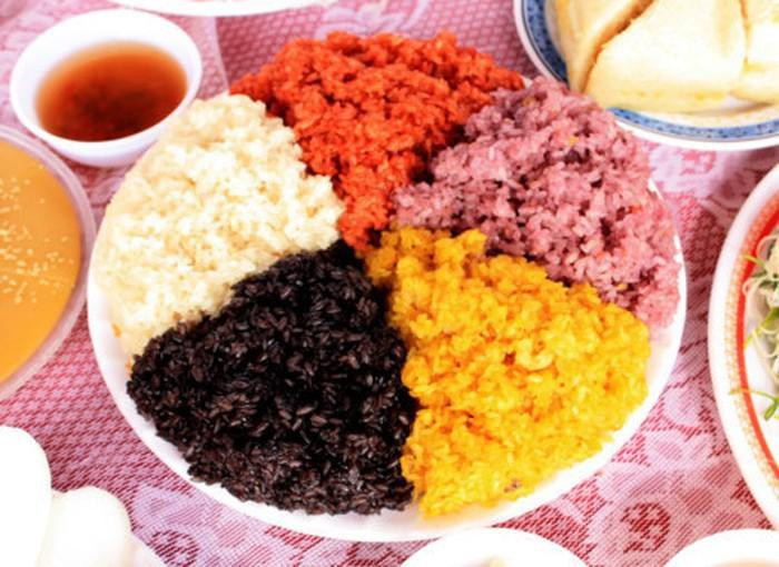 Xôi ngũ sắc là món ăn đậm chất văn hóa của người dân tộc Dao và đây cũng là một món ăn lý tưởng khi bạn đến Mộc Châu.. Xôi được làm từ gạo nếp thơm dẻo, trộn với các loại lá cây khác nhau tạo ra màu đen, đỏ, vàng, tím, cam…Ảnh: Internet.