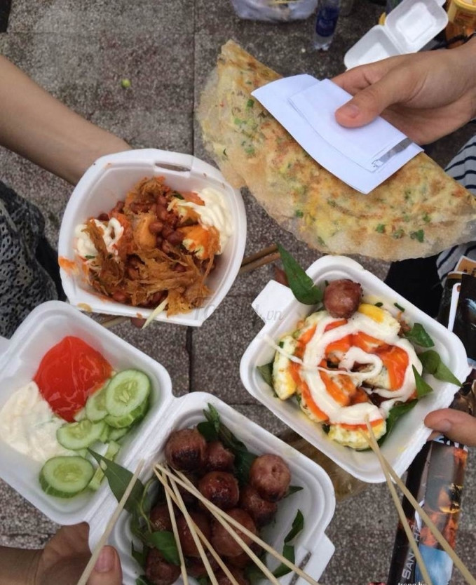 Hồ Con Rùa (TP.HCM) có nhiều món ăn vặt hấp dẫn mà giới trẻ Sài thành rất thích. Chạy xe ngang hồ Con Rùa (quận 1) vào giờ tan tầm cho đến khuya, người đi đường sẽ nhìn thấy rất đông các bạn trẻ ngồi hóng mát và thưởng thức các món ăn vặt hấp dẫn như bánh tráng trộn, bắp xào, hồ lô nướng....