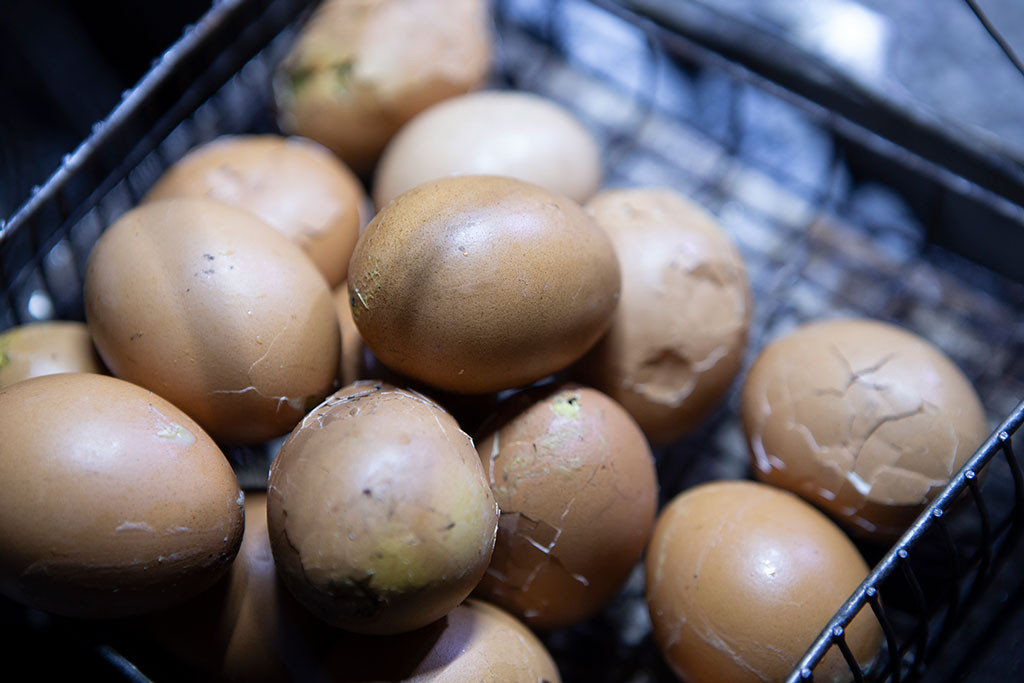 Ngoài những món ăn kể trên, khu vực hồ con Rùa còn rất nhiều món ăn khác như: bắp luộc, mực chiên mắm, trứng vịt nướng... cũng thơm ngon không kém. Ảnh: Internet. Video "Chế biến món ngon từ nấm đông cô". Nguồn: VTC.