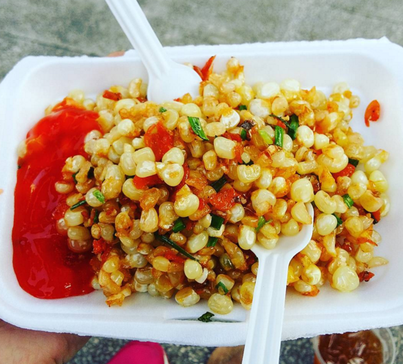 Bắp xào: Từ lâu, bắp xào là món ăn quen thuộc của rất nhiều người, nhất là giới trẻ. Được chế biến đơn giản với bắp, tép rang và hành lá cùng một ít bơ, nhưng hương vị thơm ngon của nó thì khiến nhiều người không thể cầm lòng được.