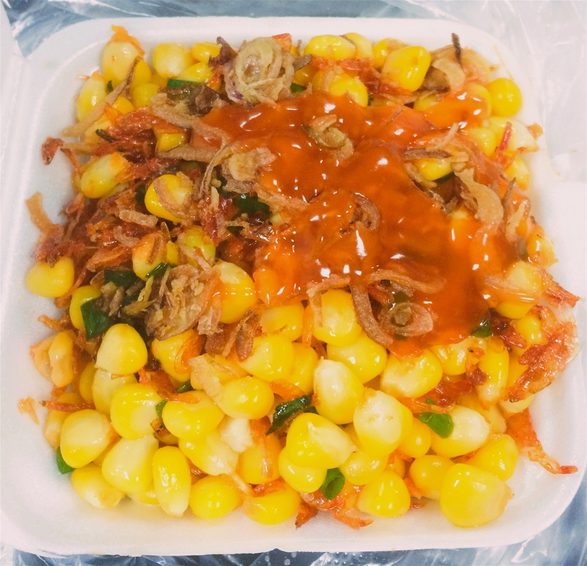 Món ăn được chế biến rất nhanh và đơn giản, người bán luộc bắp chín, dùng dao lẩy hết hột bắp ra khỏi cùi. Khi có khách mua, người bán nhanh chóng cho một ít dầu vào chảo và lam nóng, cho bắp, một ít bơ vào xào, sau đó cho ít tép rang và hành lá thái nhỏ, xào nhanh tay và múc ra hộp, thêm một ít tương ớt để món ăn thêm đậm đà.