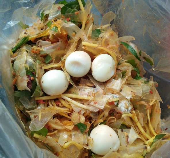 Mỗi suất bánh tráng trộn đầy đặn, đủ cả bánh tráng, muối tôm, tép khô, hành phi, mực sấy tẩm đường, khô bò, nem chua…ngon tuyệt. Còn gì tuyệt vời hơn cùng bạn bè, người thân đi dạo quanh hồ và thưởng thức vài miếng bánh tráng trộn với miếng bò kho cay cay, miếng xoài chua chua, rau dăm thơm nức mũi.