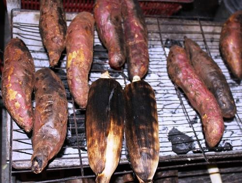 Khoai lang nướng: Đây là món ăn bình dân nhưng rất được nhiều bạn trẻ ưa thích ở khu vựa này. Khoảng 16h là những chiếc xe khoai lang nướng bắt đầu xuất hiện ở đây và luôn tấp nập người mua. Trên những chiếc xe đẩy là cả gian hàng khoai nướng với những củ khoai lang da màu đỏ tím sậm, mập tròn tỏa mùi thơm phức trên bếp than hồng.