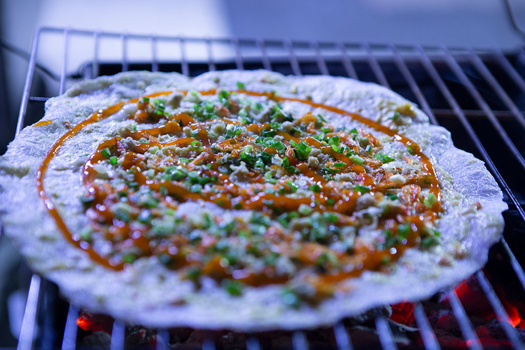 Bánh tráng nướng trứng cút: Món ăn có nguồn gốc từ thành phố Đà Lạt đã nhanh chóng trở thành món ăn ưa thích của teen Sài Gòn. Nguyên liệu của một chiếc bánh tráng nướng trứng gồm có trứng chim cút, mỡ hành, thịt băm, tép rang và bánh tráng được làm từ bột gạo.