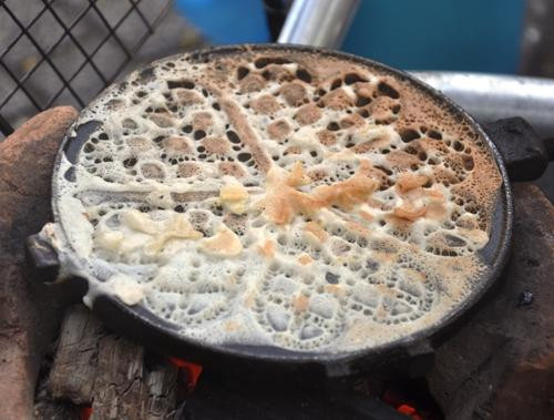 Bánh tàn ong: Đây là món ăn vặt nổi tiếng ở Hồ Con Rùa. Rất nhiều người tìm đến Hồ Con Rùa để thưởng thức món bánh thơm ngon này. Nguyên liệu chính làm bánh tàn ong là trứng, bột mì và bột năng.