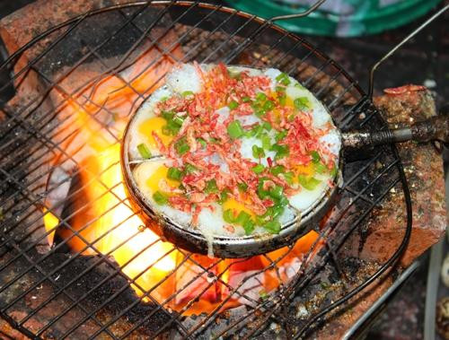 Trứng cút nướng: Cũng như hồ lô nướng, trứng cút nướng chỉ mới xuất hiện gần đây nhưng đã nhanh chóng gia nhập danh sách những món ăn vặt ưa thích của giới trẻ