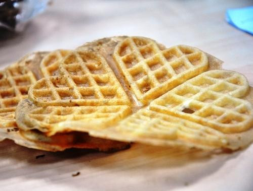 Cầm trên tay chiếc bánh còn nóng hổi, giòn tan và thơm phức, vừa nhâm nhi từng chút một vừa trò chuyện với bạn bè thì không còn gì thú vị bằng.