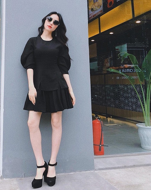 Không chỉ đi giày cao gót thông thường, Hòa Minzy luôn chọn những đôi cao gót khủng với phần đế nặng trình trịch giúp hack dáng tối đa.