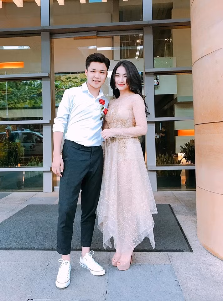 Ngoài ra, Hòa Minzy còn sở hữu vô số đôi cao gót với đủ gam màu và kiểu dáng đa dạng khác nhau nhưng hầu hết đều là gót trung bình từ 7-10cm. Ảnh: Internet. Video "Minh Hằng chia sẻ về phong cách thời trang". Nguồn: VTC.