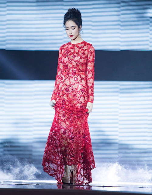 Thậm chí, nhiều người còn gọi Hòa Minzy là bậc thầy trong việc sử dụng giày cao gót.