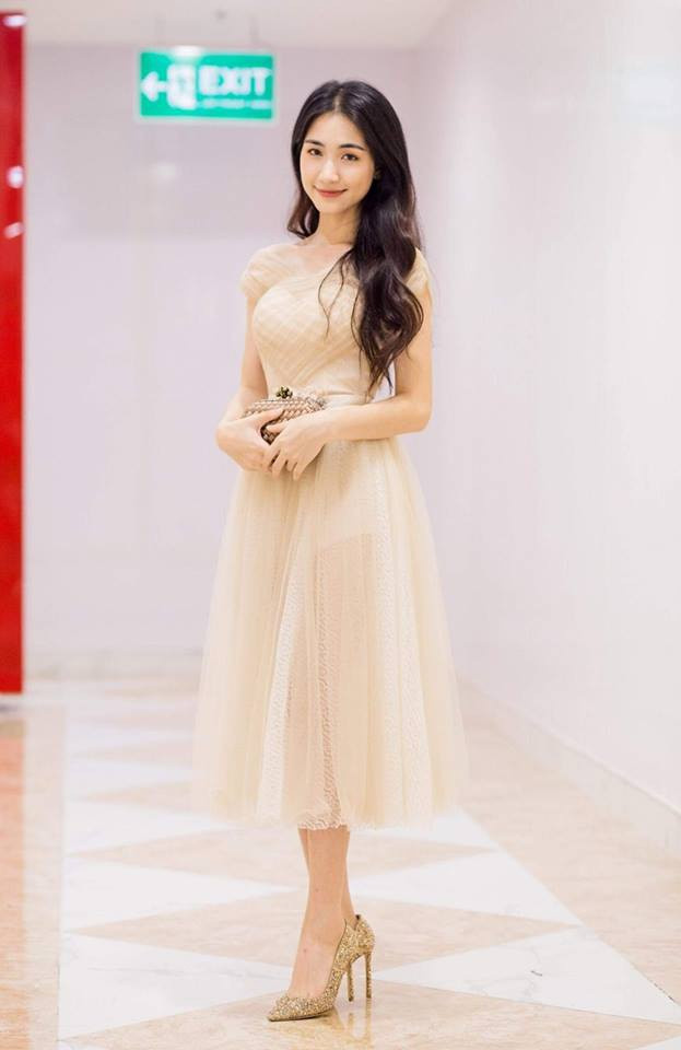 Với vóc dáng thấp bé, giày cao gót đã trở thành item không thể thiếu đối với Hòa Minzy.