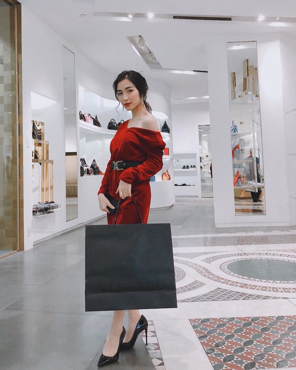 Dễ thấy giày cao gót của Hòa Minzy đa phần đều mang những tông màu cơ bản như đen, nude... vừa tiện dụng lại giúp kéo chân dài đáng kể.