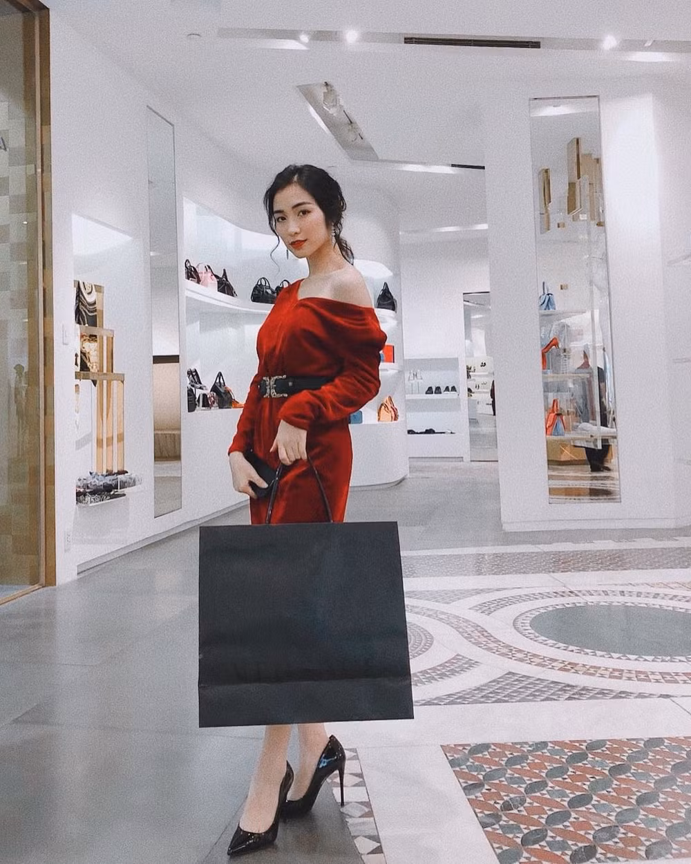 Dễ thấy giày cao gót của Hòa Minzy đa phần đều mang những tông màu cơ bản như đen, nude... vừa tiện dụng lại giúp kéo chân dài đáng kể.