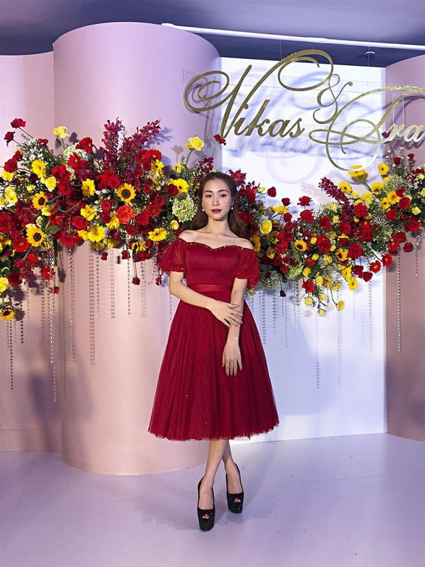 Nhờ những đôi giày 15-20 cm này đã giúp Hòa Minzy nâng chiều cao từ 1,55m lên như người mẫu.