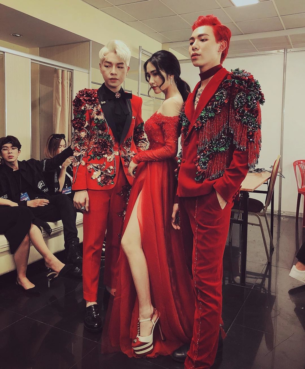 Vì chiều cao khiêm tốn nên nữ ca sĩ gốc Bắc Ninh rất nhiều lần sử dụng giày cao gót để “hack dáng”.