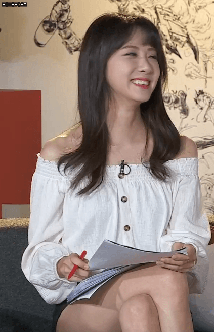 Nữ MC rất khéo léo khoe vai gầy khi diện áo trễ vai gợi cảm. Ảnh: Internet. Video "Minh Hằng chia sẻ về phong cách thời trang". Nguồn: VTC.