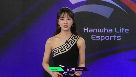 Những kiểu đầm lệch vai giúp cô nàng khoe bờ vai trắng nõn nà, thon thả.