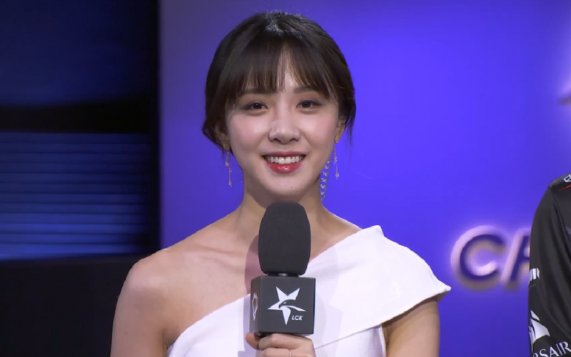 Gu thời trang của nữ MC nghi nhiễm COVID0-19 được đánh giá là trẻ trung, hiện đại.