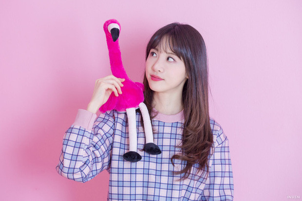 Kim Min Ah khẳng định đây là lựa chọn tốt nhất cho mình và mọi người, để tránh nguy cơ lây lan. Ngoài ra, nữ MC xinh đẹp cũng gửi lời xin lỗi vì khiến mọi người lo lắng và sẽ thông báo kết quả xét nghiệm sớm nhất. Nữ MC này gây ấn tượng bởi cách ăn mặc cực trẻ trung, nữ tính.