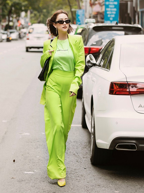 Hà Thu mặc bộ suit màu xanh neon nguyên cây nhưng trông vẫn hợp lý và thời thượng.