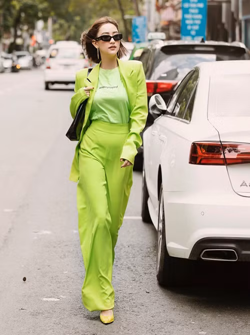 Hà Thu mặc bộ suit màu xanh neon nguyên cây nhưng trông vẫn hợp lý và thời thượng.