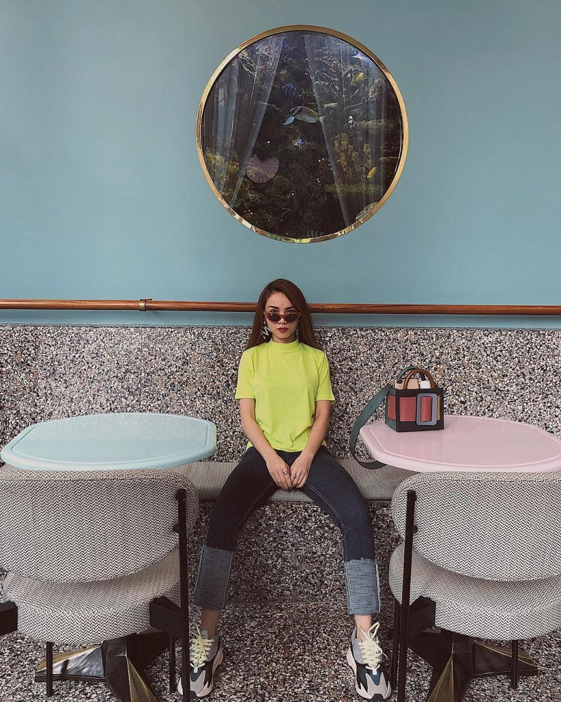 Chỉ cần một chiếc áo phông xanh neon mix cùng quần jeans xắn gối sành điệu, Yến Trang đã có outfit xuống phố hiện đại, bắt trend.