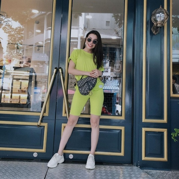 Cũng diện cả set đồ với tông xanh neon hot trend nhưng Trà Ngọc Hằng lại lựa chọn áo phông mix với quần bike shorts.