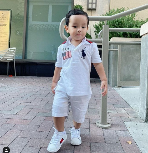 Có thể thấy set quần short, áo có cổ và giày thể thao là cách phối đồ cho con trai thường thấy ở Phạm Hương.