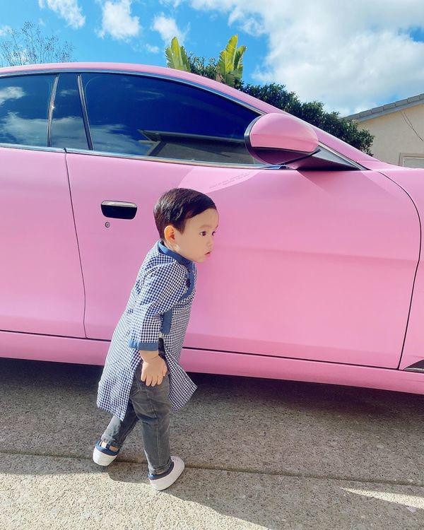 Không ở Việt Nam nhưng Maximus cũng được mẹ cho diện áo dài truyền thống phối cùng quần jeans trong dịp đón Tết tại Mỹ. Ảnh: IG. Mời độc giả xem video "Minh Hằng chia sẻ về phong cách thời trang". Nguồn: VTC.