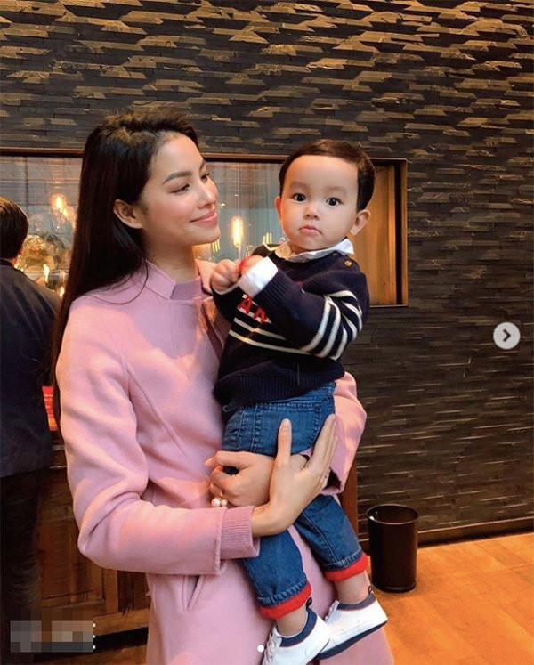 Những chiếc quần jeans cá tính cùng giày sneakers thoải mái thường xuyên được Phạm Hương lựa chọn cho con trai.