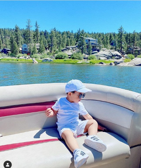 Cậu bé thường mặc áo cộc tay, quần short có chất liệu mỏng nhẹ, thấm hút mồ hôi.