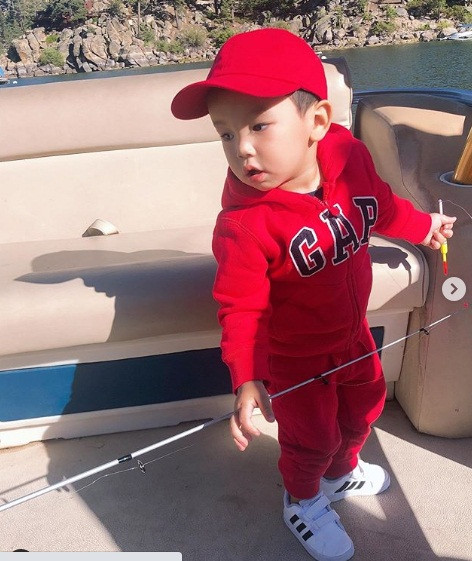 Thỉnh thoảng, nàng hậu phối đồ ton-sur-ton để cậu con trai trông sành điệu hơn.