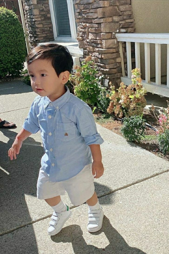 Hôm khác, cậu bé diện quần short cùng áo sơ mi tay dài có cổ nam tính.