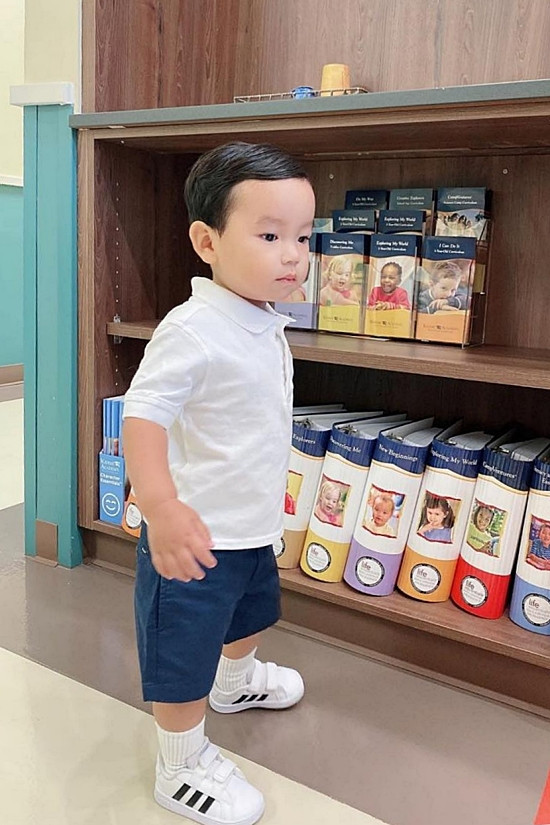 Trong ngày đầu đi học hồi tháng 7/2020, Maximus diện áo thun polo cùng quần short bảnh bao và năng động.