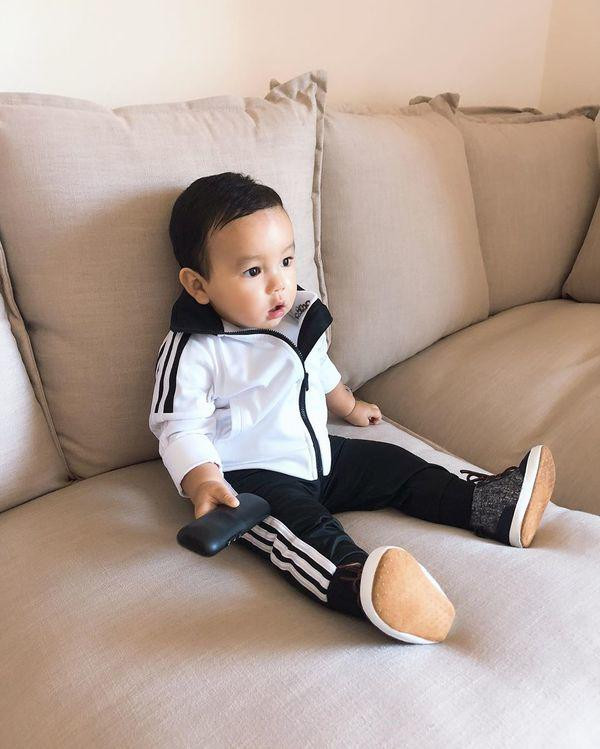 Diện set đồ thể thao màu đen trắng, Maximus trông chững chạc và năng động hơn hẳn.