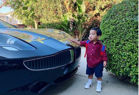 Biểu cảm đáng yêu, gương mặt ăn hình và gu thời trang sành điệu của con trai Phạm Hương được nhiều người khen ngợi.